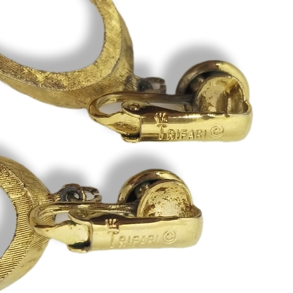 CROWN TRIFARI 1960S TEXTURED GOLDTONE OVAL DROP CLIP ON EARRINGS - Picture 5 of 5